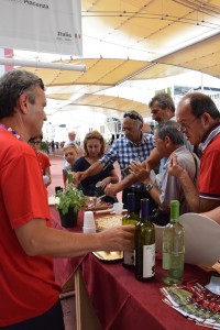 Turisti incuriositi dalla Val Tidone